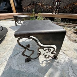 Záhradná ručne kovaná stolička navrhnutá k multifunkčnému záhradnému ohnisku